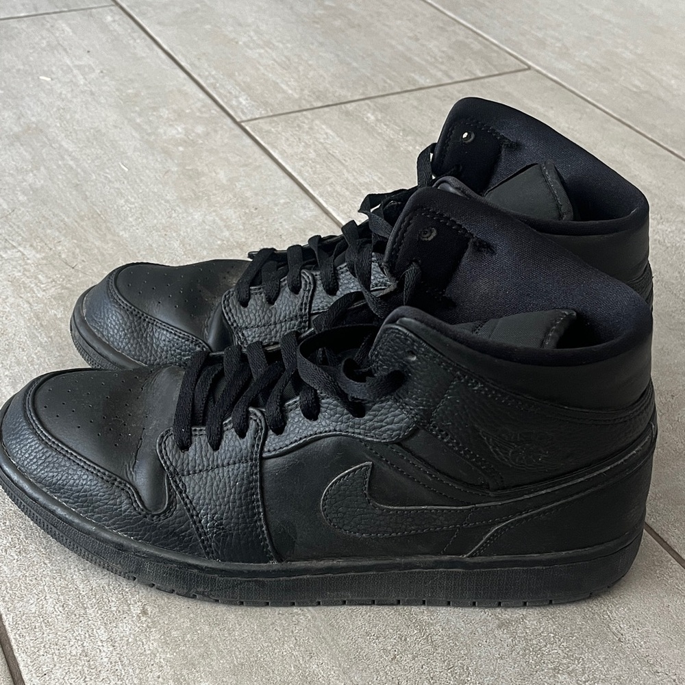 Nike Jordan 1 Mid Triple Black - Picture 6 of 10